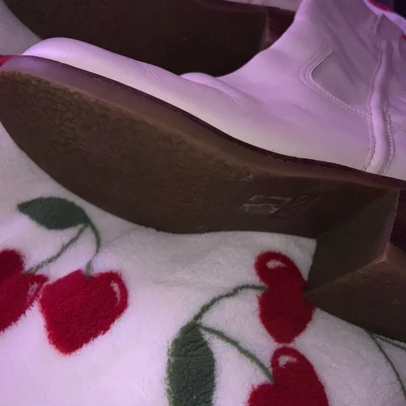 🤍Creme colored Aldo Boots, Good Condition. Genuine Real Leather🤍 - Picture 11 of 12